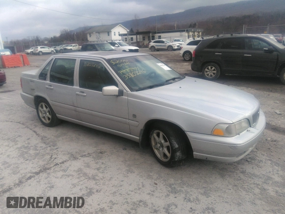 1999 Volvo S70 z VIN YV1LS55A3X1598346, wystawiony jako IAAI lot #35803246 z przebiegiem 215 097 mil mil oraz . Historia ofert i sprzedaży dostępna na DreamBid. Obrazek 1.