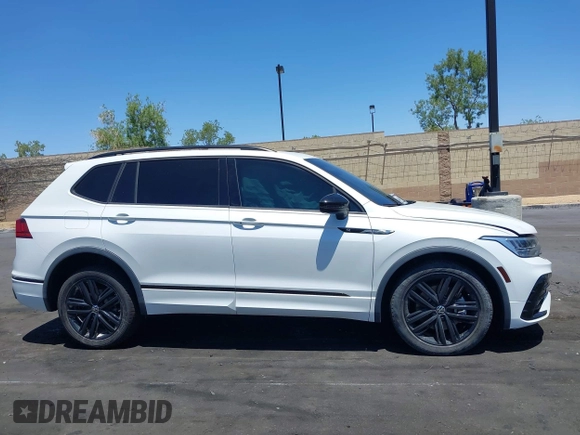 2022 Volkswagen Tiguan SE R-Line Black with VIN 3VVCB7AX3NM073218, listed as a IAAI auction lot 42254388 with 31,998 mi miles and . Bid and sale history available at DreamBid. Image 13.