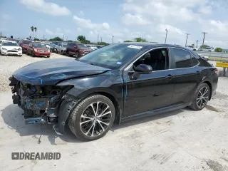 2020 Toyota Camry SE z VIN 4T1G11AK1LU906250, wystawiony jako Copart lot #54877795 z przebiegiem 43 408 mil mil oraz Szkoda całkowita • Salvage title. Historia ofert i sprzedaży dostępna na DreamBid. Obrazek 1.