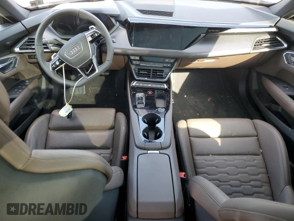 2022 Audi e-tron GT Premium Plus z VIN WAUCJBFW2N7004693, wystawiony jako Copart lot #68906384 z przebiegiem Nie podano mil oraz Szkody całkowita. Historia ofert i sprzedaży dostępna na DreamBid. Obrazek 8.
