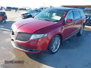 2014 Lincoln MKT EcoBoost z VIN 2LMHJ5AT1EBL50796, wystawiony jako IAAI lot #41371551 z przebiegiem 163 932 mil mil oraz . Historia ofert i sprzedaży dostępna na DreamBid. Obrazek 18.