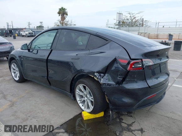 2024 Tesla Model Y z VIN 7SAYGDEDXRF032666, wystawiony jako IAAI lot #42373033 z przebiegiem 7 428 mil mil oraz . Historia ofert i sprzedaży dostępna na DreamBid. Obrazek 6.
