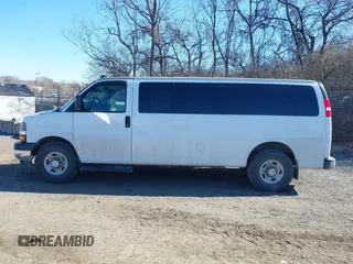2018 Chevrolet Express Passenger LT z VIN 1GAZGPFGXJ1326392, wystawiony jako IAAI lot #41591765 z przebiegiem 350 366 mil mil oraz . Historia ofert i sprzedaży dostępna na DreamBid. Obrazek 14.