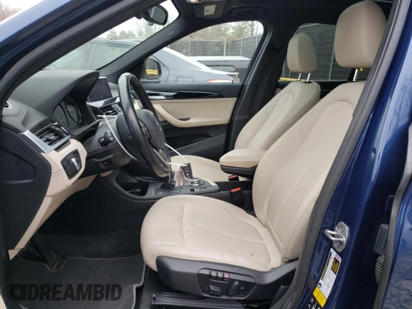 2021 BMW X1 xDrive28i z VIN WBXJG9C06M5T81056, wystawiony jako Copart lot #48388235 z przebiegiem 64 863 mil mil oraz Szkoda całkowita • Salvage title. Historia ofert i sprzedaży dostępna na DreamBid. Obrazek 7.