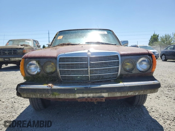 1982 Mercedes-Benz 300 D z VIN WDBAB33A0CB004853, wystawiony jako Copart lot #60577005 z przebiegiem 337 870 mil mil oraz Czysty tytuł • Clean title. Historia ofert i sprzedaży dostępna na DreamBid. Obrazek 5.