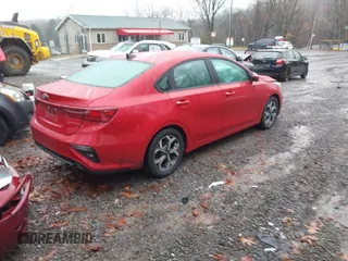 2020 Kia Forte LXS z VIN 3KPF24AD9LE215384, wystawiony jako IAAI lot #40951994 z przebiegiem 72 255 mil mil oraz . Historia ofert i sprzedaży dostępna na DreamBid. Obrazek 4.