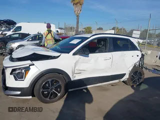 2025 Kia Niro LX with VIN KNDCP3LE6S5218628, listed as a IAAI auction lot 41570971 with 5,298 mi miles. Bid and sale history available at carsss.com. Image 14.