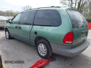 1998 Plymouth Voyager Grand SE z VIN 2P4GP44G9WR577063, wystawiony jako IAAI lot #41951898 z przebiegiem 171 759 mil mil oraz . Historia ofert i sprzedaży dostępna na DreamBid. Obrazek 3.