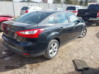 2013 Ford Focus SE z VIN 1FADP3F28DL312357, wystawiony jako IAAI lot #41798311 z przebiegiem 98 280 mil mil oraz . Historia ofert i sprzedaży dostępna na DreamBid. Obrazek 4.