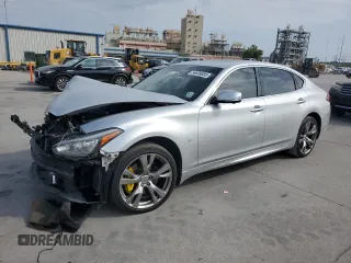 2015 Infiniti Q70 z VIN JN1BY1PR5FM832000, wystawiony jako Copart lot #56699885 z przebiegiem Nie podano mil oraz Szkody całkowita. Historia ofert i sprzedaży dostępna na DreamBid. Obrazek 1.