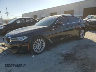 2021 BMW 5 Series 530i z VIN WBA53BH08MCF62939, wystawiony jako Copart lot #86808054 z przebiegiem Nie podano mil oraz Nie do naprawy • Non repairable. Historia ofert i sprzedaży dostępna na DreamBid. Obrazek 1.