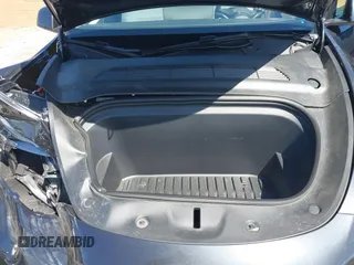2024 Tesla Model Y Long Range z VIN 7SAYGAEE8RF198286, wystawiony jako IAAI lot #41950454 z przebiegiem 7 611 mil mil oraz . Historia ofert i sprzedaży dostępna na DreamBid. Obrazek 10.