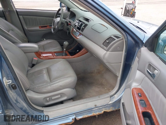 2002 Toyota Camry XLE z VIN 4T1BF32K12U522103, wystawiony jako IAAI lot #42047263 z przebiegiem 293 503 mil mil oraz . Historia ofert i sprzedaży dostępna na DreamBid. Obrazek 5.