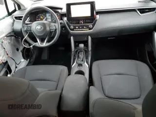 2024 Toyota Corolla Cross LE z VIN 7MUCAAAG2RV100676, wystawiony jako Copart lot #56000675 z przebiegiem 12 471 mil mil oraz Tytuł czysty. Historia ofert i sprzedaży dostępna na DreamBid. Obrazek 8.