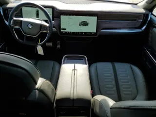 2022 Rivian R1T Adventure z VIN 7FCTGAAA9NN008771, wystawiony jako Copart lot #56243835 z przebiegiem 31 006 mil mil oraz Szkody całkowita. Historia ofert i sprzedaży dostępna na DreamBid. Obrazek 8.