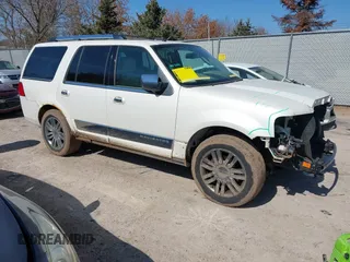 2007 Lincoln Navigator z VIN 5LMFU275X7LJ04864, wystawiony jako IAAI lot #41782780 z przebiegiem 171 433 mil mil oraz . Historia ofert i sprzedaży dostępna na DreamBid. Obrazek 1.
