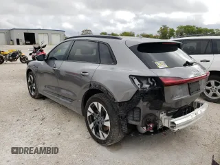 2021 Audi e-tron Premium z VIN WA1AAAGE4MB031782, wystawiony jako Copart lot #65578012 z przebiegiem 21 981 mil mil oraz . Historia ofert i sprzedaży dostępna na DreamBid. Obrazek 3.