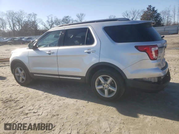 2018 Ford Explorer XLT z VIN 1FM5K7D88JGC25425, wystawiony jako Copart lot #89195105 z przebiegiem 99 890 mil mil oraz Szkoda całkowita • Salvage title. Historia ofert i sprzedaży dostępna na DreamBid. Obrazek 2.
