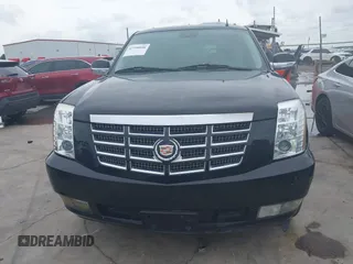 2013 Cadillac Escalade Luxury z VIN 1GYS3BEFXDR127777, wystawiony jako IAAI lot #42390040 z przebiegiem 206 852 mil mil oraz . Historia ofert i sprzedaży dostępna na DreamBid. Obrazek 12.
