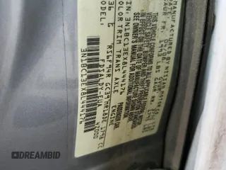 2008 Nissan Versa S z VIN 3N1BC13EX8L444176, wystawiony jako Copart lot #55516445 z przebiegiem 135 005 mil mil oraz Szkoda całkowita • Salvage title. Historia ofert i sprzedaży dostępna na DreamBid. Obrazek 13.