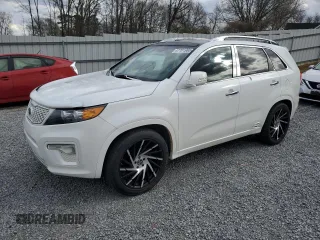 2013 Kia Sorento SX z VIN 5XYKW4A2XDG337838, wystawiony jako Copart lot #47701965 z przebiegiem 190 997 mil mil oraz Czysty tytuł • Clean title. Historia ofert i sprzedaży dostępna na DreamBid. Obrazek 1.
