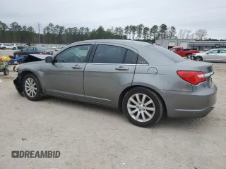 2013 Chrysler 200 Touring z VIN 1C3CCBBB2DN584591, wystawiony jako Copart lot #41503815 z przebiegiem Nie podano mil oraz Szkoda całkowita • Salvage title. Historia ofert i sprzedaży dostępna na DreamBid. Obrazek 2.