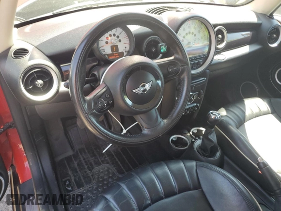 2011 MINI Hardtop z VIN WMWSU3C52BT099618, wystawiony jako Copart lot #57863215 z przebiegiem 98 302 mil mil oraz Tytuł czysty. Historia ofert i sprzedaży dostępna na DreamBid. Obrazek 8.