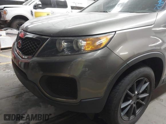 2013 Kia Sorento LX with VIN 5XYKTDA23DG309937, listed as a IAAI auction lot 41673533 with 181,267 mi miles. Bid and sale history available at carsss.com. Image 6.