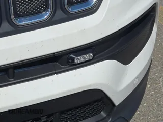 2022 Jeep Compass Latitude z VIN 3C4NJDBB2NT205936, wystawiony jako IAAI lot #42885857 z przebiegiem 39 157 mil mil oraz . Historia ofert i sprzedaży dostępna na DreamBid. Obrazek 43.