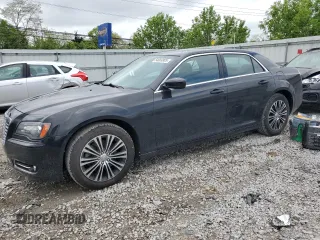 2013 Chrysler 300 S Glacier z VIN 2C3CCAGG8DH659723, wystawiony jako Copart lot #54669905 z przebiegiem 141 921 mil mil oraz Szkoda całkowita • Salvage title. Historia ofert i sprzedaży dostępna na DreamBid. Obrazek 1.