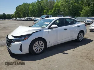 2024 Nissan Sentra S z VIN 3N1AB8BV0RY218645, wystawiony jako Copart lot #56683035 z przebiegiem 39 123 mil mil oraz Szkoda całkowita • Salvage title. Historia ofert i sprzedaży dostępna na DreamBid. Obrazek 1.