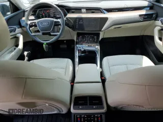 2023 Audi e-tron Premium Plus z VIN WA1LAAGE8PB024508, wystawiony jako Copart lot #62882574 z przebiegiem 20 633 mil mil oraz Szkoda całkowita • Salvage title. Historia ofert i sprzedaży dostępna na DreamBid. Obrazek 8.