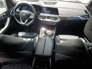 2021 BMW X5 xDrive40i z VIN 5UXCR6C07M9H21128, wystawiony jako Copart lot #54084915 z przebiegiem 26 966 mil mil oraz Szkody całkowita. Historia ofert i sprzedaży dostępna na DreamBid. Obrazek 8.