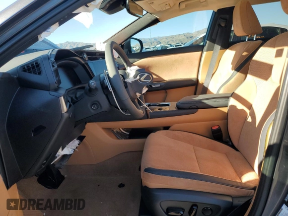 2024 Lexus RZ 300e Premium z VIN JTJABABB4RA005239, wystawiony jako Copart lot #79508374 z przebiegiem 4177 mil mil oraz Szkody całkowita. Historia ofert i sprzedaży dostępna na DreamBid. Obrazek 7.