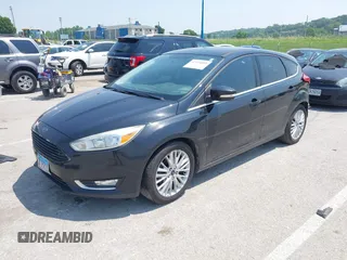 2015 Ford Focus Titanium z VIN 1FADP3N27FL219978, wystawiony jako IAAI lot #42433005 z przebiegiem 175 459 mil mil oraz . Historia ofert i sprzedaży dostępna na DreamBid. Obrazek 2.