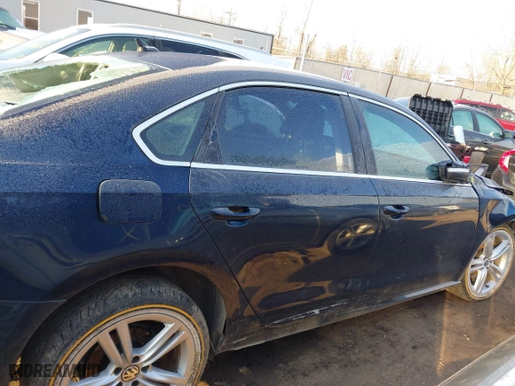 2015 Volkswagen Passat 2.0L TDI SE w/Sunroof with VIN 1VWBV7A34FC021031, listed as a IAAI auction lot 41601548 with 173,402 mi miles. Bid and sale history available at carsss.com. Image 13.