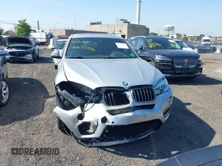 2018 BMW X6 xDrive35i z VIN 5UXKU2C51J0X50507, wystawiony jako IAAI lot #40275236 z przebiegiem 67 523 mil mil oraz . Historia ofert i sprzedaży dostępna na DreamBid. Obrazek 12.