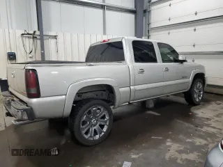 2006 GMC Sierra Denali z VIN 2GTEK63N661185470, wystawiony jako Copart lot #85517684 z przebiegiem 154 457 mil mil oraz Szkoda całkowita • Salvage title. Historia ofert i sprzedaży dostępna na DreamBid. Obrazek 3.