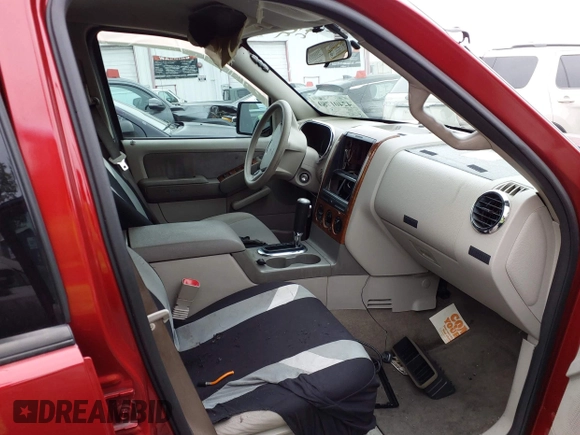 2007 Ford Explorer XLT z VIN 1FMEU63E67UA49738, wystawiony jako IAAI lot #42401780 z przebiegiem 75 927 mil mil oraz . Historia ofert i sprzedaży dostępna na DreamBid. Obrazek 5.