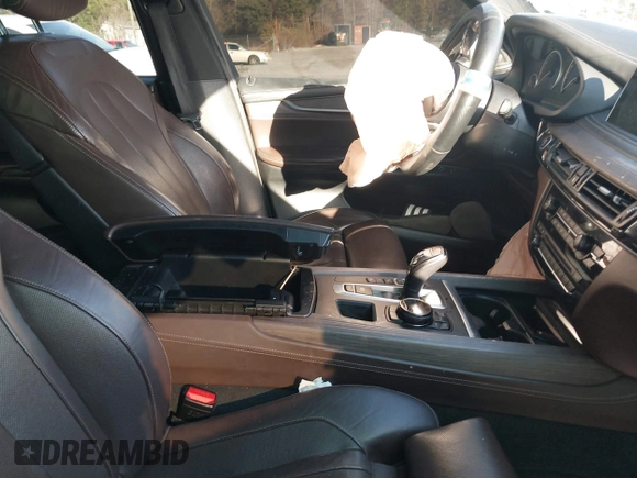 2015 BMW X5 xDrive50i z VIN 5UXKR6C58F0J78013, wystawiony jako IAAI lot #41335257 z przebiegiem Nie podano mil oraz . Historia ofert i sprzedaży dostępna na DreamBid. Obrazek 5.