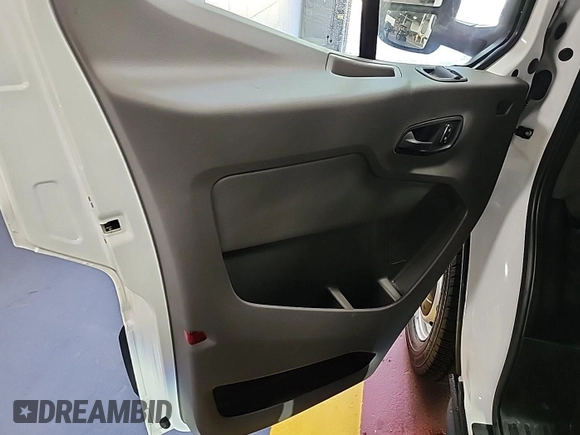 2023 Ford Transit Cargo z VIN 1FTBR1X85PKC00581, wystawiony jako IAAI lot #42900680 z przebiegiem 8 386 mil mil oraz . Historia ofert i sprzedaży dostępna na DreamBid. Obrazek 4.