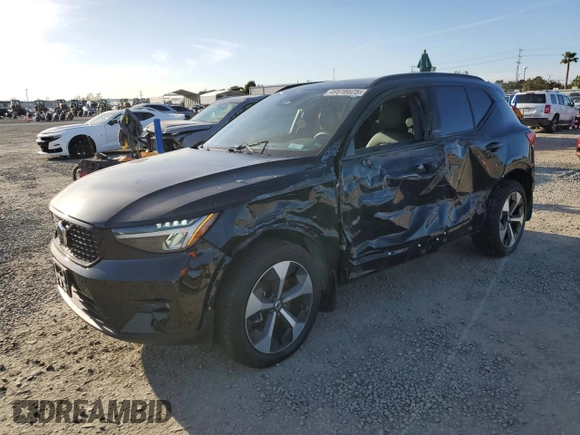 2023 Volvo XC40 Plus Dark Theme с VIN YV4L12UW5P2912803, выставлен на аукционе Copart как лот 49516625 с пробегом 15 303 миль миль и Списание • Salvage title. История ставок и продаж доступна на DreamBid. Изображение 1.