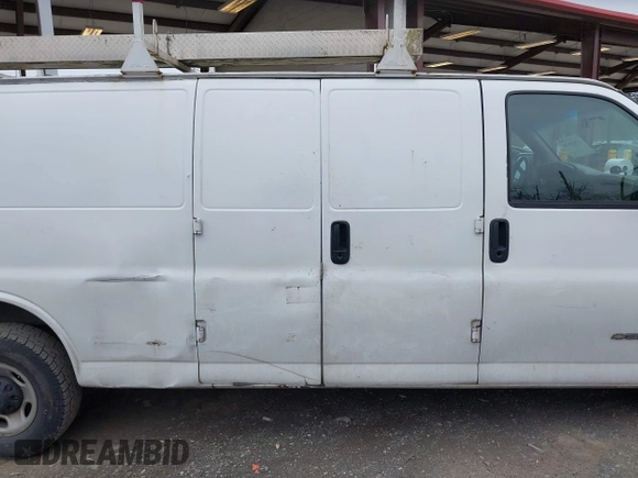 2000 Chevrolet City Express Cargo z VIN 1GCHG39R1Y1158810, wystawiony jako IAAI lot #41804626 z przebiegiem Nie podano mil oraz . Historia ofert i sprzedaży dostępna na DreamBid. Obrazek 6.