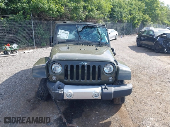 2015 Jeep Wrangler Unlimited Altitude z VIN 1C4HJWEG0FL752152, wystawiony jako IAAI lot #42311043 z przebiegiem 112 379 mil mil oraz . Historia ofert i sprzedaży dostępna na DreamBid. Obrazek 12.