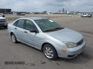 2005 Ford Focus S with VIN 1FAFP34N95W233320, listed as a IAAI auction lot 42071851 with 166,316 mi miles. Bid and sale history available at carsss.com. Image 1.