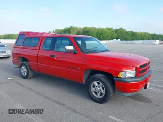 1996 Dodge 1500 z VIN 1B7HC13Y5TJ150234, wystawiony jako IAAI lot #42153245 z przebiegiem 133 226 mil mil oraz . Historia ofert i sprzedaży dostępna na DreamBid. Obrazek 1.