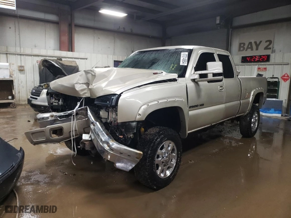 2007 Chevrolet Silverado 2500HD Classic Work Truck with VIN 1GCHK29U17E197952, listed as a Copart auction lot 87014984 with 220,337 mi miles and Salvage Title. Bid and sale history available at carsss.com. Image 1.