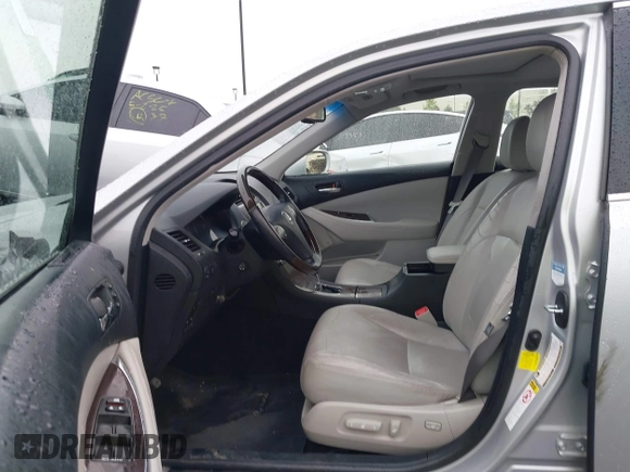 2012 Lexus ES 330 z VIN JTHBK1EG3C2489189, wystawiony jako IAAI lot #42174140 z przebiegiem 112 394 mil mil oraz . Historia ofert i sprzedaży dostępna na DreamBid. Obrazek 5.