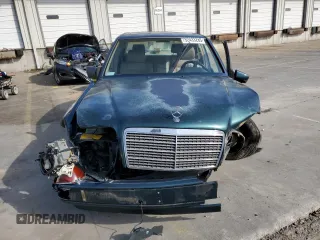 1995 Mercedes-Benz E Class with VIN WDBEA32E1SC242552, listed as a Copart auction lot 52433285 with 211,669 mi miles and Salvage Title. Bid and sale history available at carsss.com. Image 5.