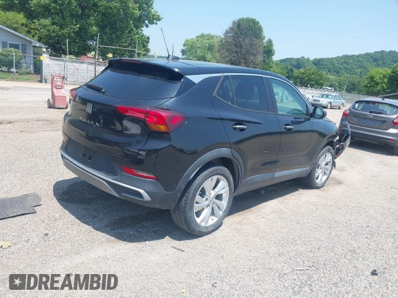2024 Buick Encore GX Preferred z VIN KL4AMBSL3RB123105, wystawiony jako IAAI lot #42456840 z przebiegiem 28 090 mil mil oraz . Historia ofert i sprzedaży dostępna na DreamBid. Obrazek 4.